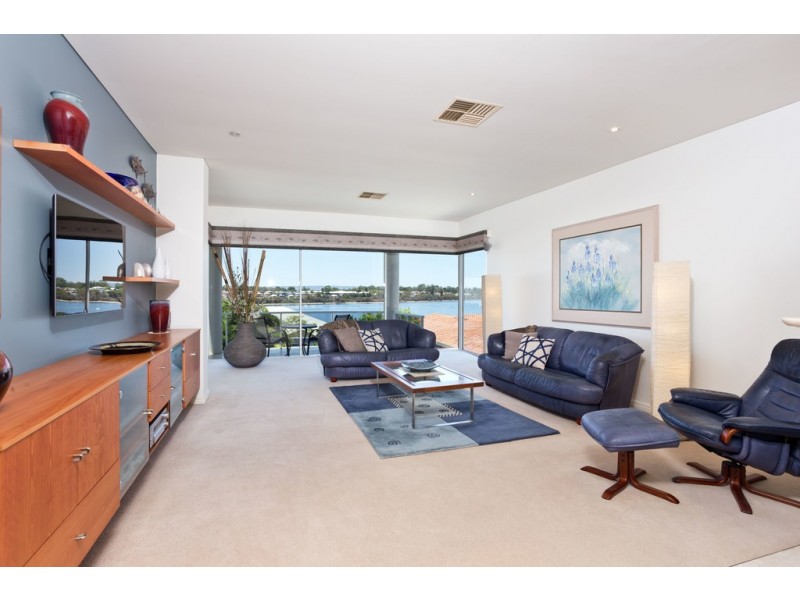 8 Baldwin Ave, Mount Pleasant WA 6153