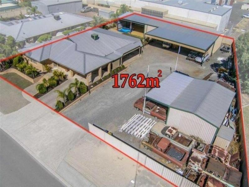 4 Lakewook Cove, Kenwick WA 6107