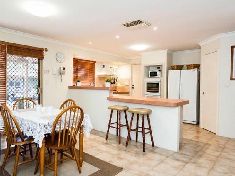 4 Lakewook Cove, Kenwick WA 6107