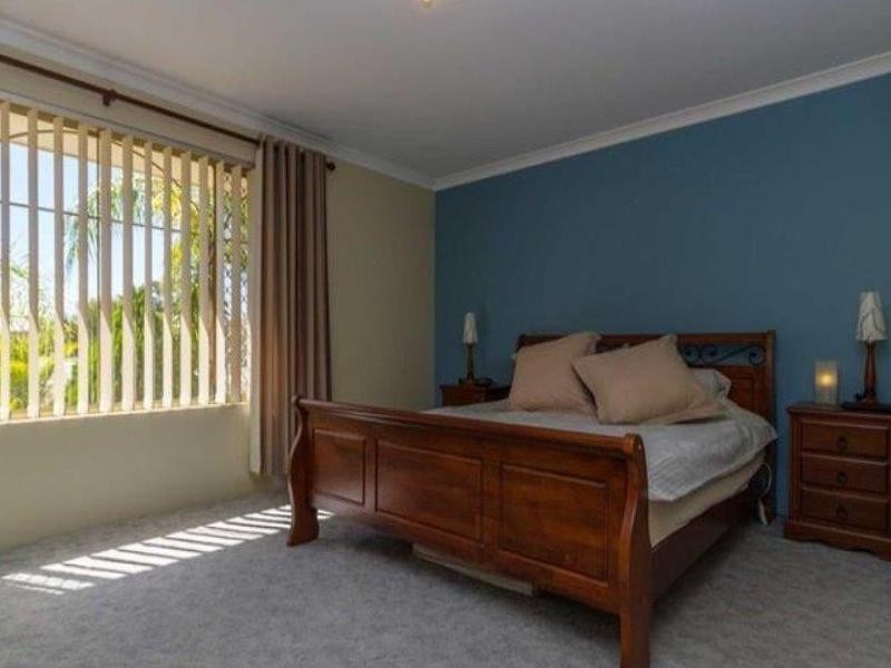 4 Lakewook Cove, Kenwick WA 6107