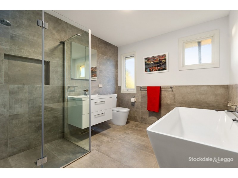 8 Bronwyn Court, Blackburn South VIC 3130