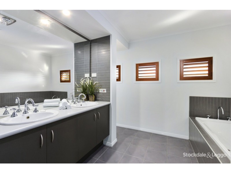 6 Binglebay Avenue, Waterways VIC 3195