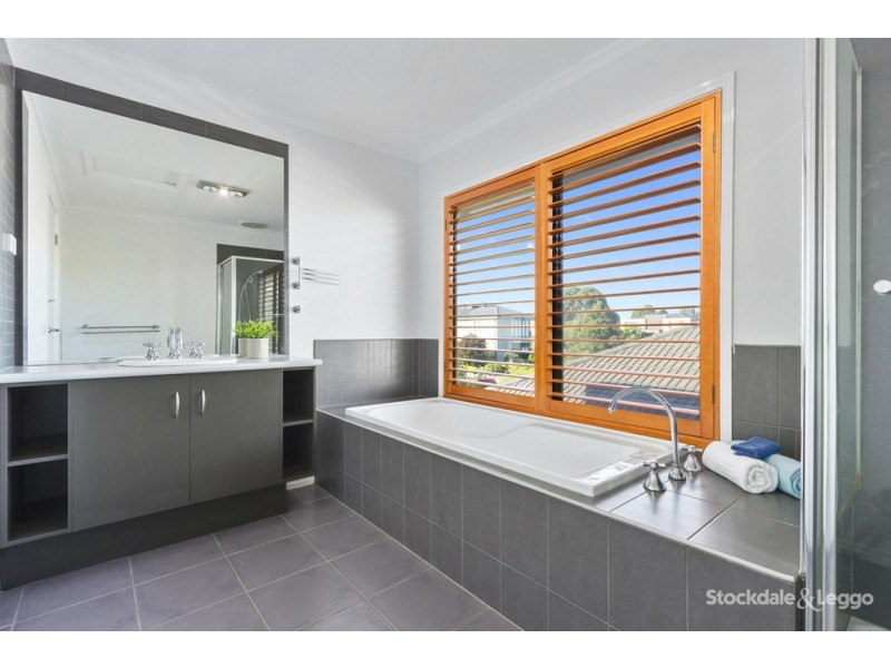 6 Binglebay Avenue, Waterways VIC 3195