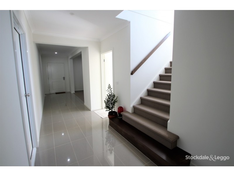 25 Kalbian Drive, Clyde North VIC 3978