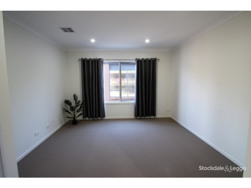 25 Kalbian Drive, Clyde North VIC 3978