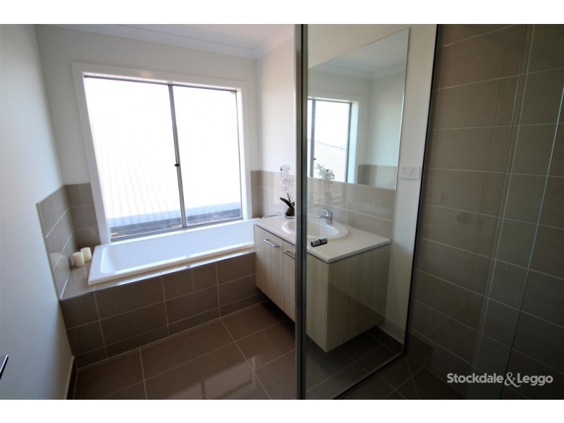 25 Kalbian Drive, Clyde North VIC 3978