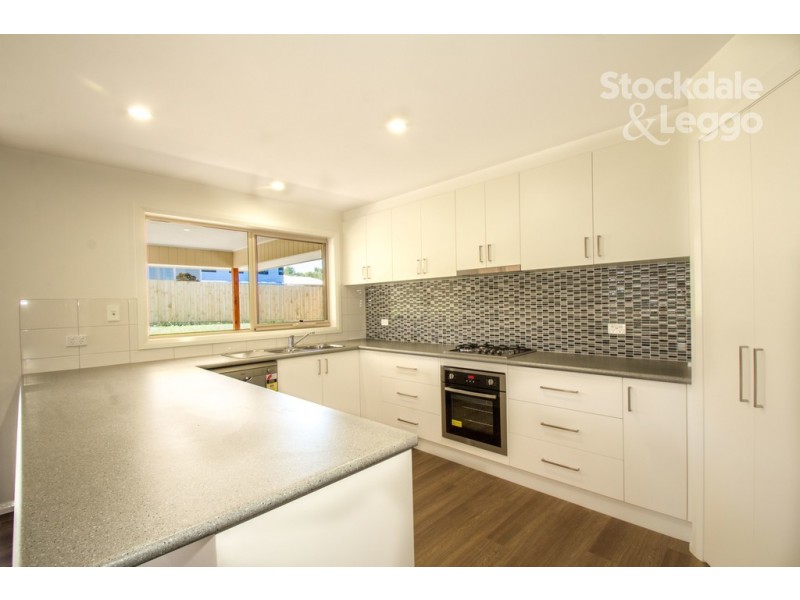 8 Willow Grove, Leongatha VIC 3953