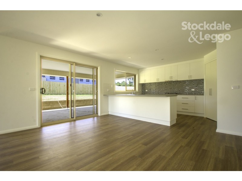 8 Willow Grove, Leongatha VIC 3953
