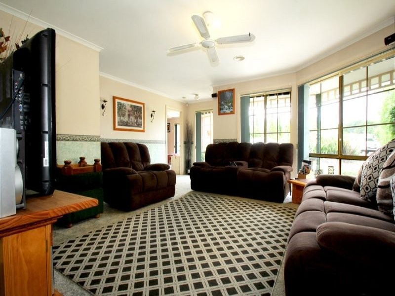12 Clinton Court, Leongatha VIC 3953