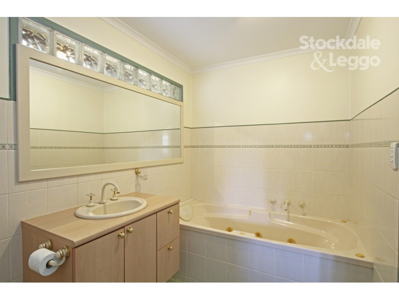 11 Clinton Court, Leongatha VIC 3953