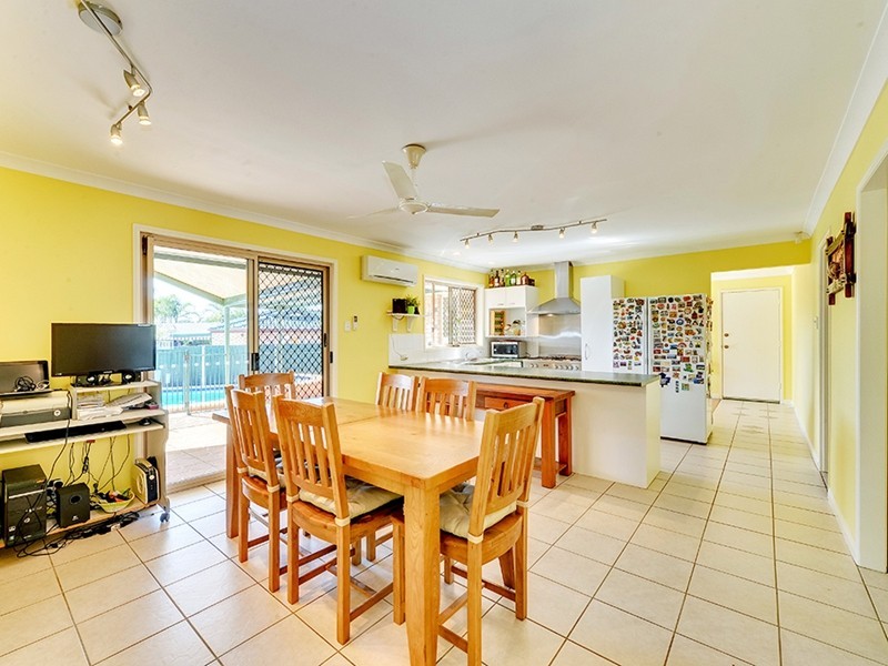 17 Barron Crt, Hillcrest QLD 4118