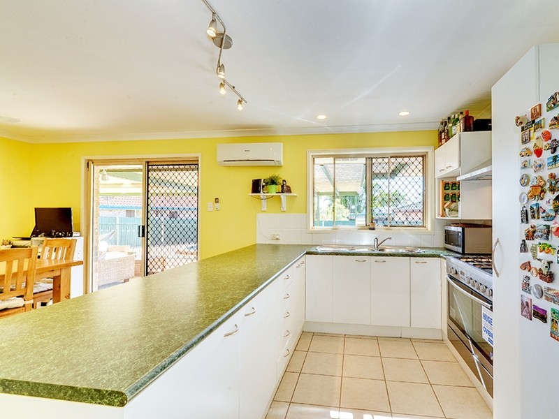 17 Barron Crt, Hillcrest QLD 4118