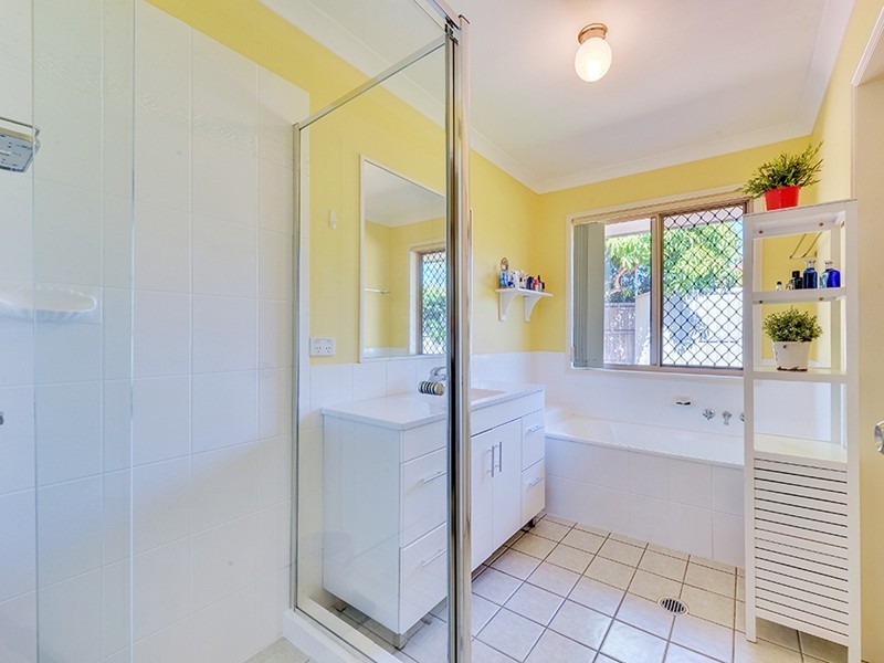17 Barron Crt, Hillcrest QLD 4118