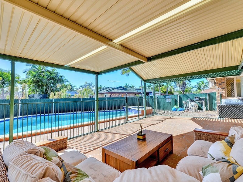 17 Barron Crt, Hillcrest QLD 4118