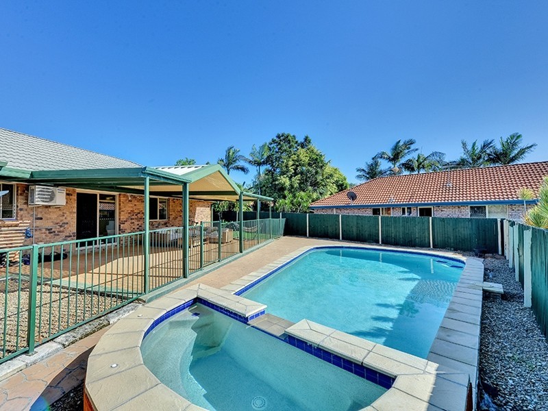17 Barron Crt, Hillcrest QLD 4118
