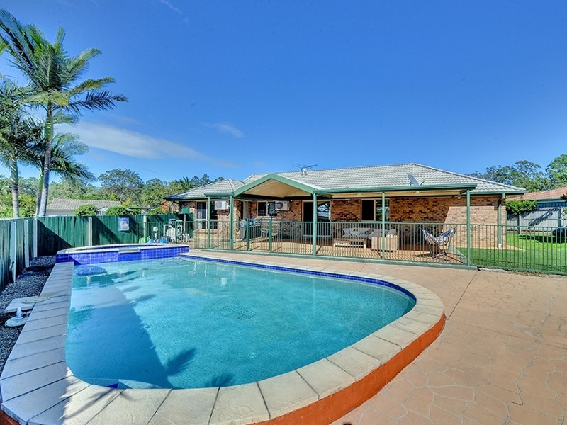17 Barron Crt, Hillcrest QLD 4118