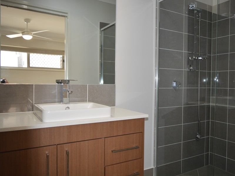 1/4 Serene Crescent, Springfield Lakes QLD 4300