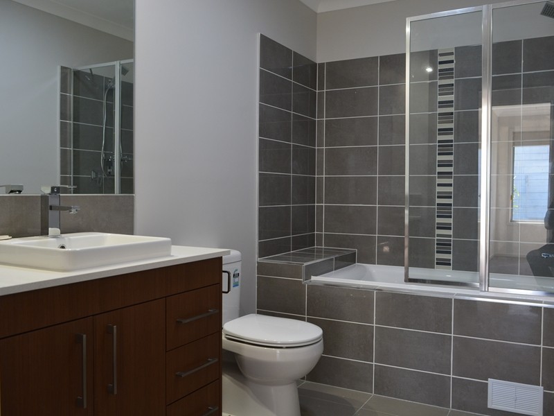 1/4 Serene Crescent, Springfield Lakes QLD 4300