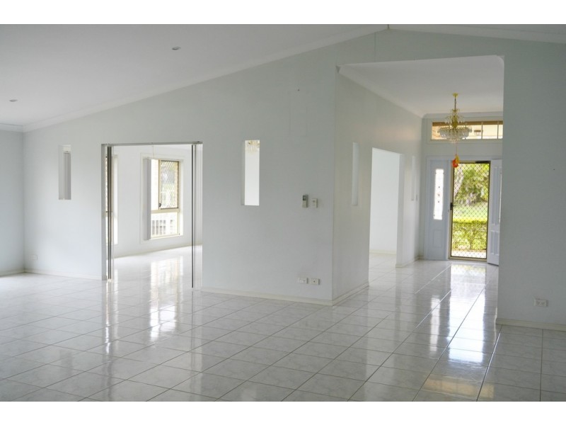 7 Gleneagles Crescent, Oxley QLD 4075