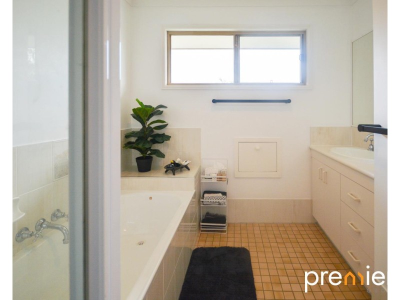 8 Dawson Court, Collingwood Park QLD 4301