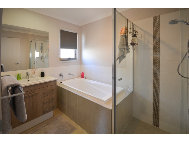 33 Serene Crescent, Springfield Lakes QLD 4300