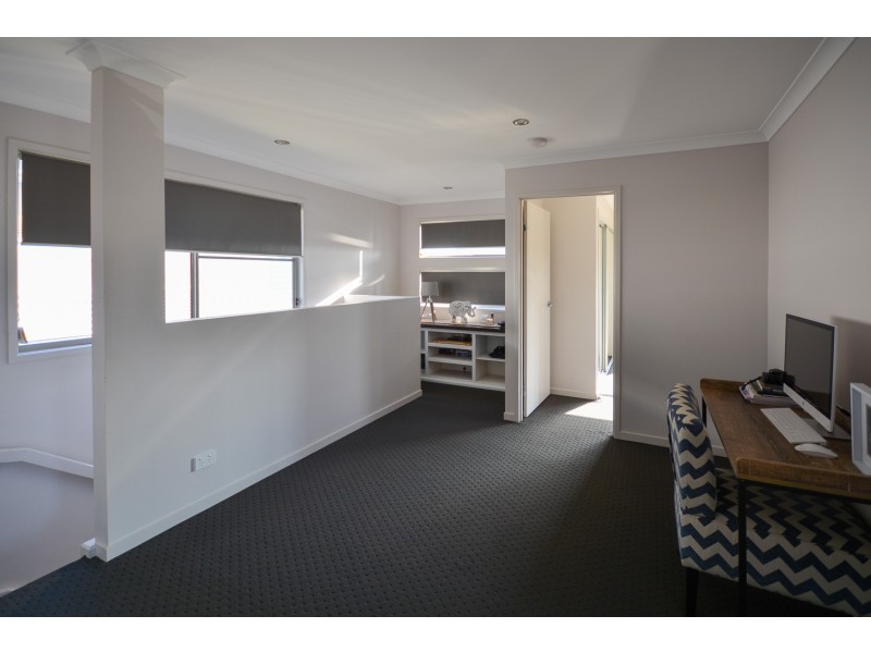 33 Serene Crescent, Springfield Lakes QLD 4300