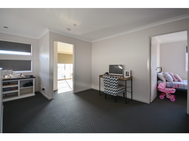 33 Serene Crescent, Springfield Lakes QLD 4300