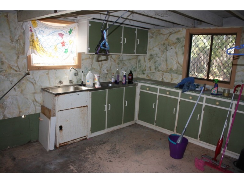 4 Dunn rd, Avenell Heights QLD 4670