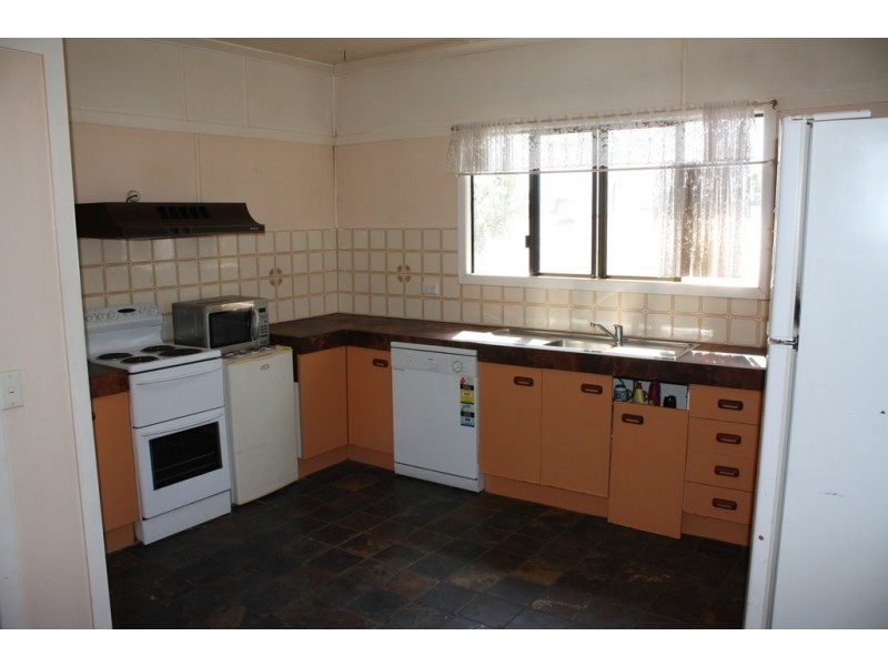 4 Dunn rd, Avenell Heights QLD 4670