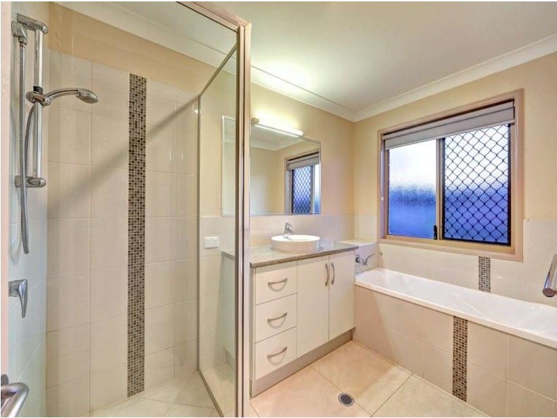 4 Davin Place, Coral Cove QLD 4670