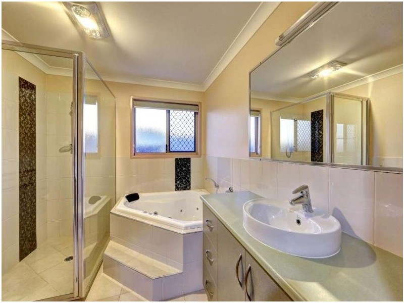 4 Davin Place, Coral Cove QLD 4670