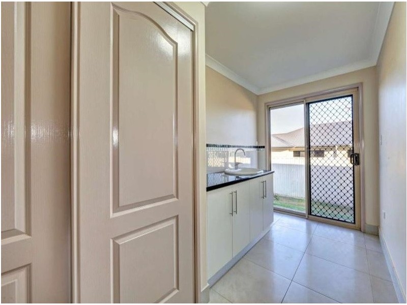 4 Davin Place, Coral Cove QLD 4670