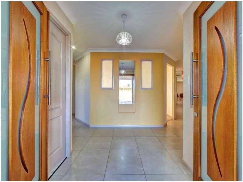 4 Davin Place, Coral Cove QLD 4670