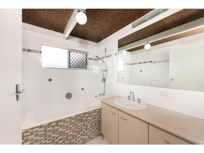 18 Newhaven Court, Avoca QLD 4670