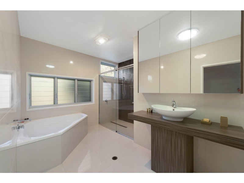 5 Beverly Close, Moore Park Beach QLD 4670