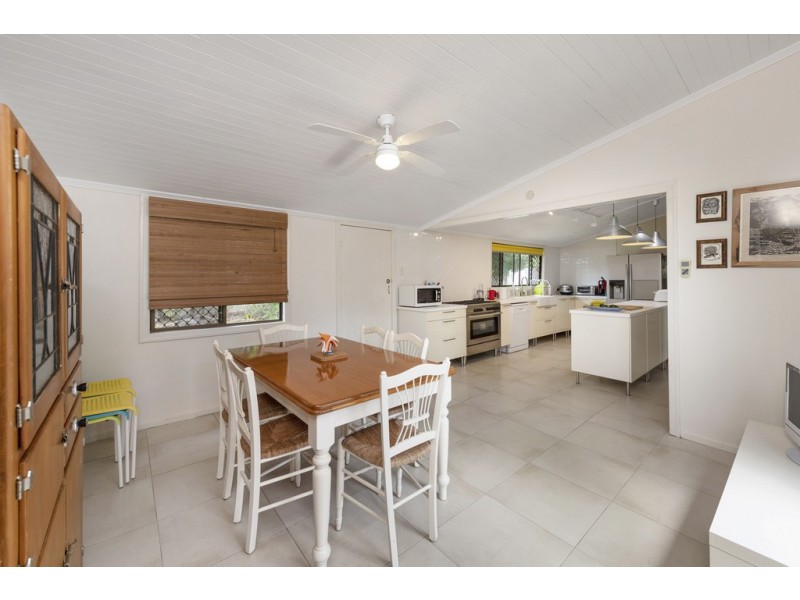 6 Evans Lane, Moore Park Beach QLD 4670