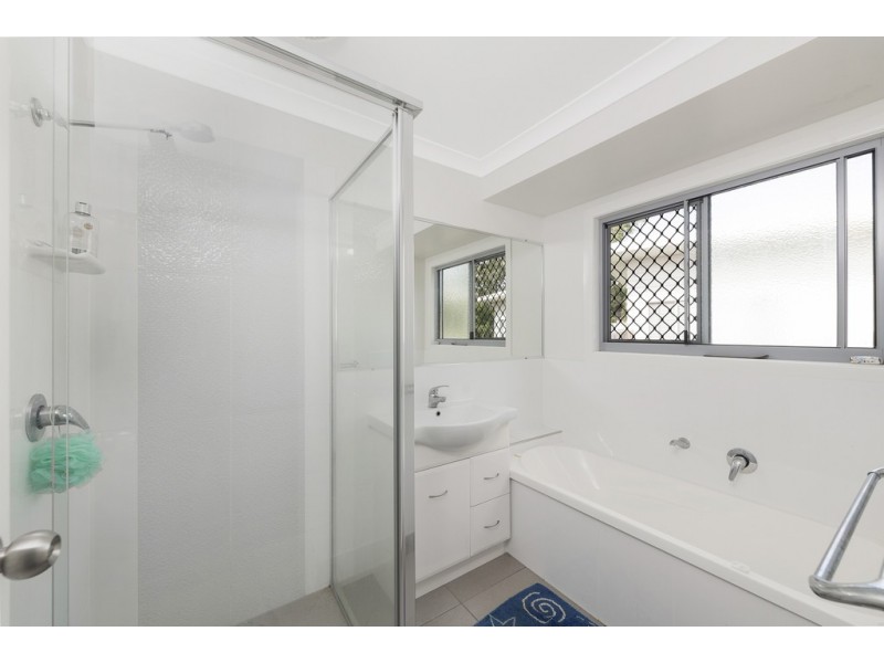 7 Ocean Court, Moore Park Beach QLD 4670