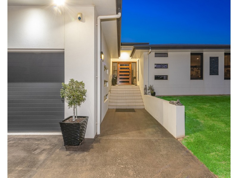 27 Finemore Crescent, Qunaba QLD 4670