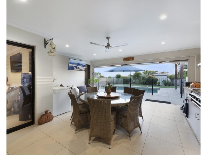 27 Finemore Crescent, Qunaba QLD 4670