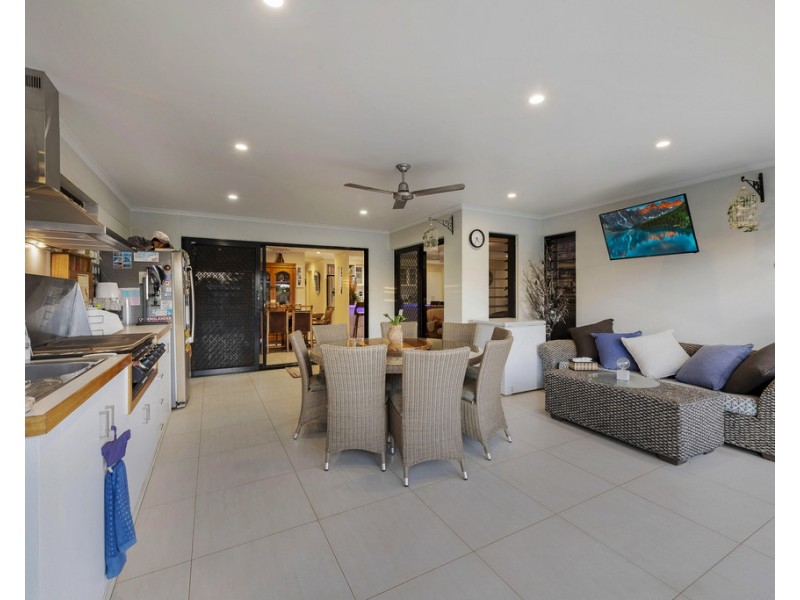 27 Finemore Crescent, Qunaba QLD 4670