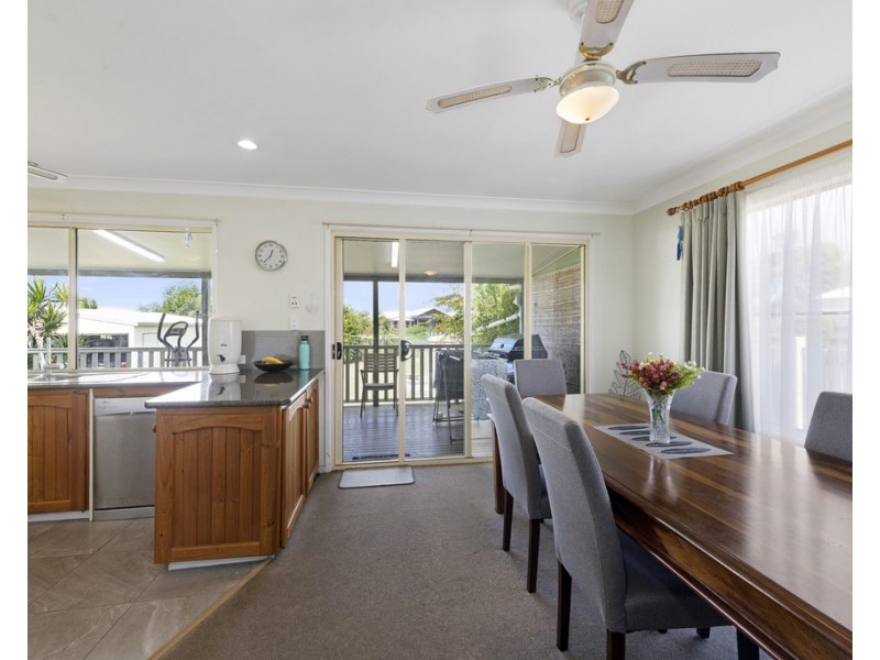 14 Beach St, Burnett Heads QLD 4670