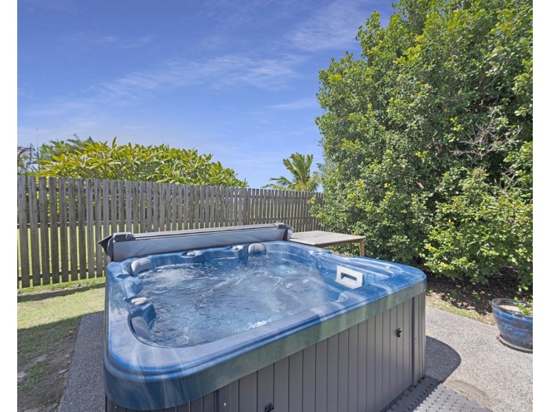 14 Beach St, Burnett Heads QLD 4670