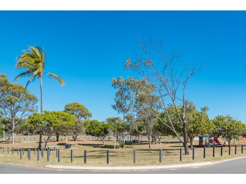 9 Club Avenue, Moore Park Beach QLD 4670