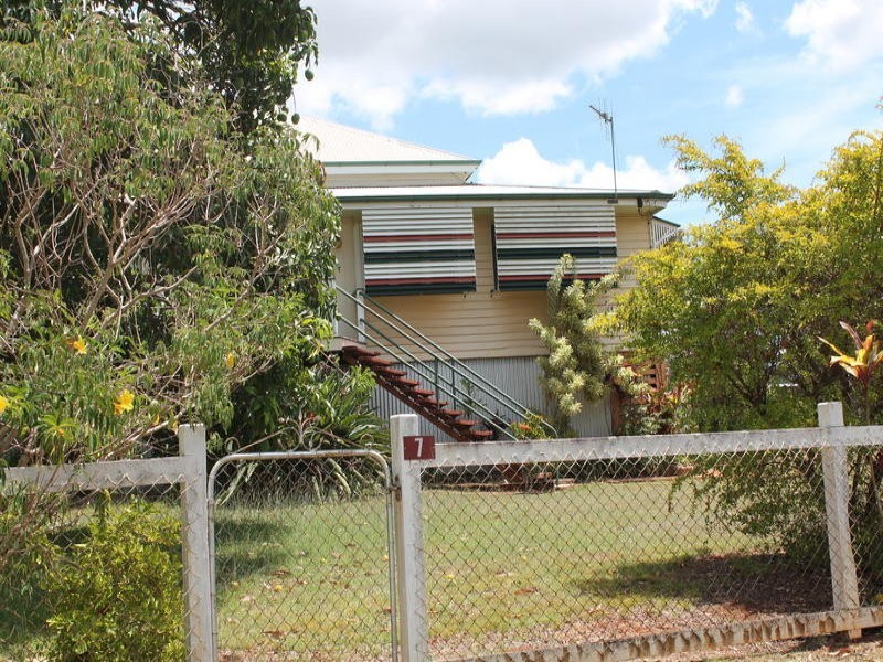 7 Macrossan Street, Childers QLD 4660