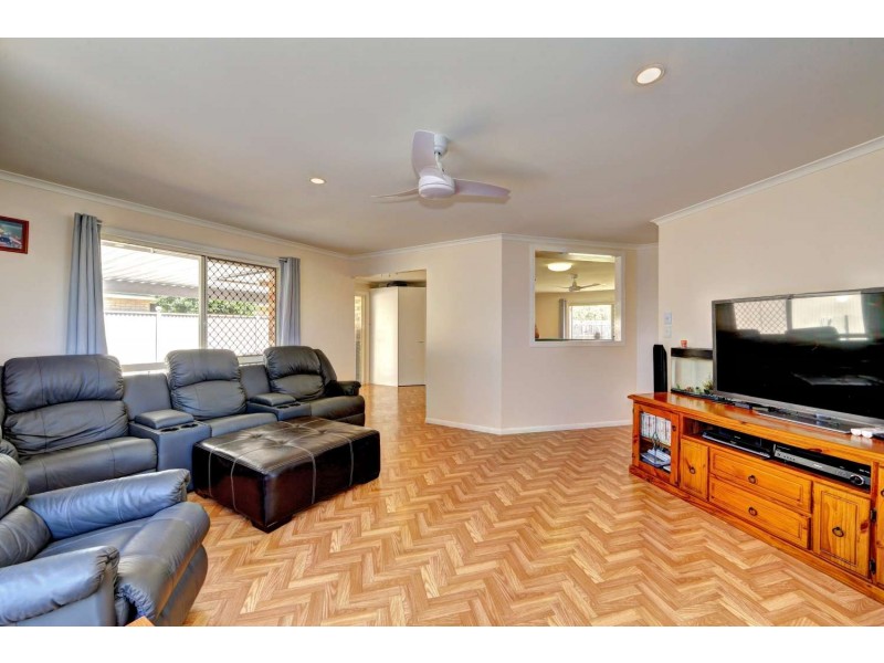 39 Acacia st, Moore Park Beach QLD 4670