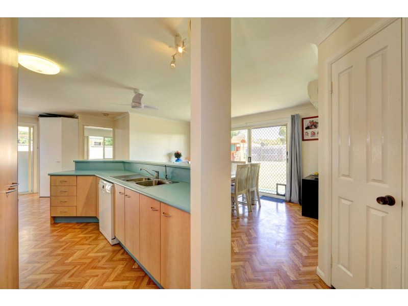 39 Acacia st, Moore Park Beach QLD 4670