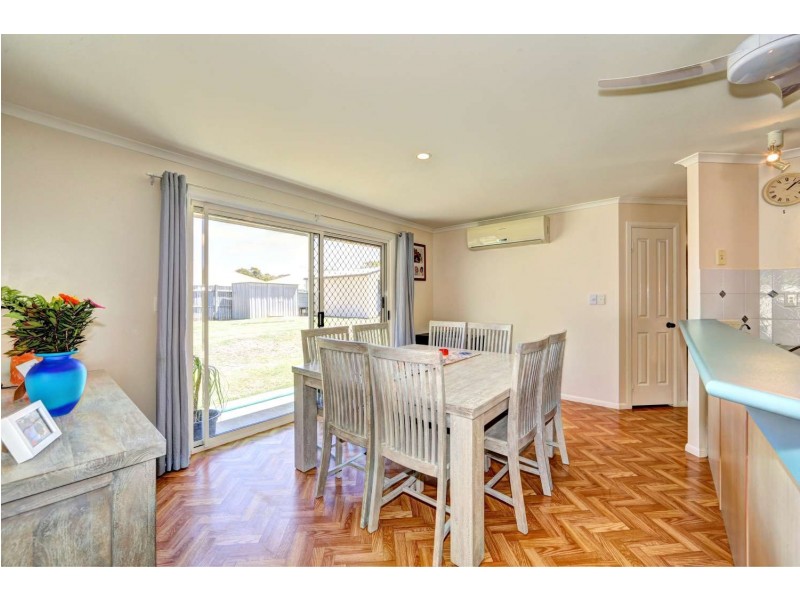 39 Acacia st, Moore Park Beach QLD 4670