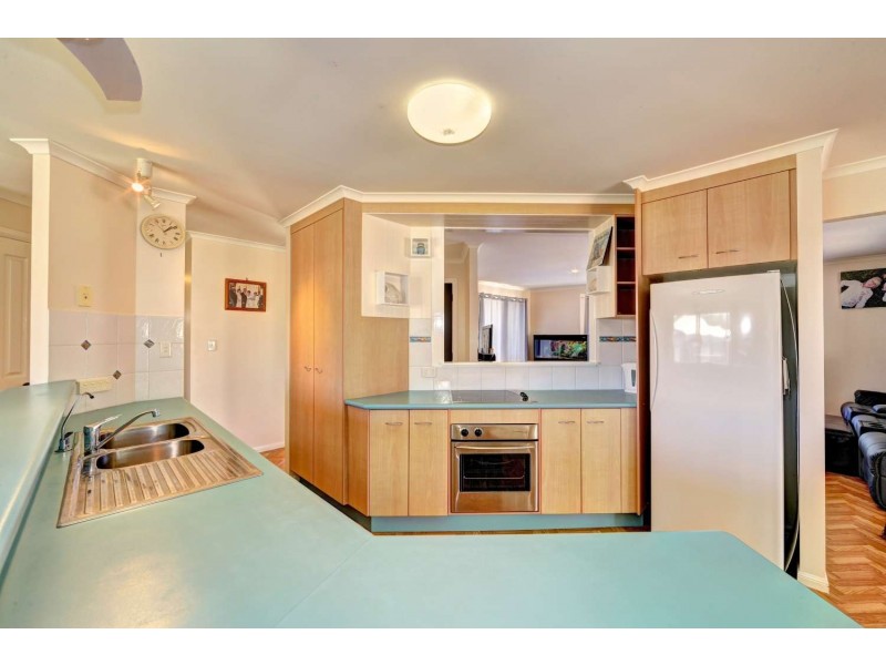 39 Acacia st, Moore Park Beach QLD 4670