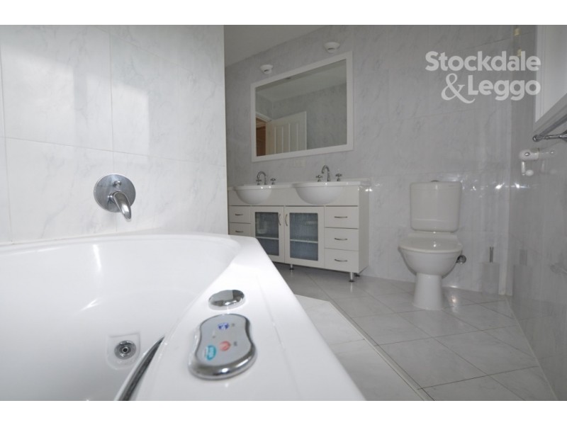 8 Sunnyside Terrace, Emerald VIC 3782