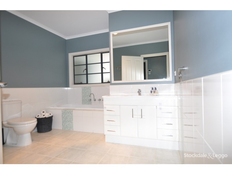 15 Silverton Drive, Ferntree Gully VIC 3156